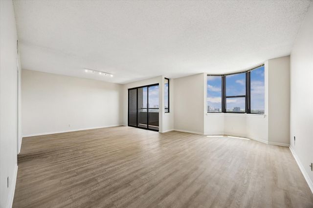 651 Bering Drive 1902, Houston, TX 77057