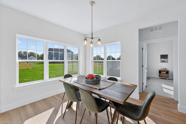 843 Stirling DRIVE #Bldg 24, Unit 47, Oconomowoc, WI 53066