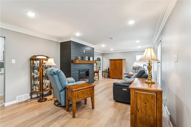 557 Morningstar Dr, Franklin Twp, PA 16117