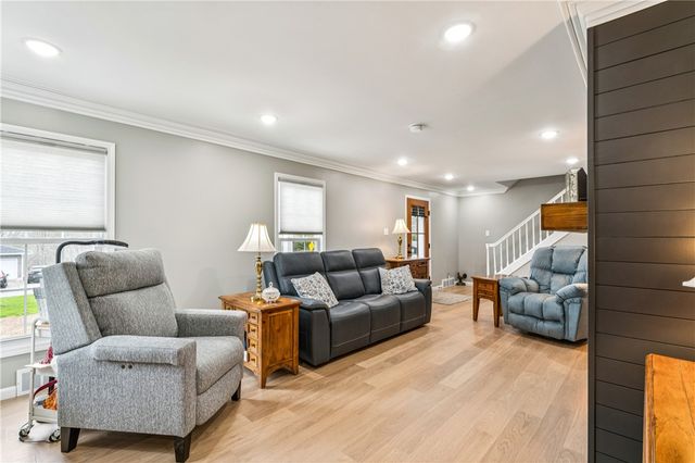 557 Morningstar Dr, Franklin Twp, PA 16117