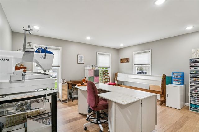 557 Morningstar Dr, Franklin Twp, PA 16117