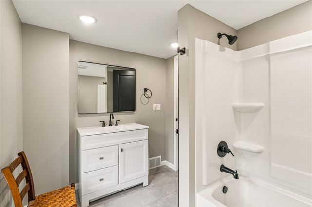 557 Morningstar Dr, Franklin Twp, PA 16117