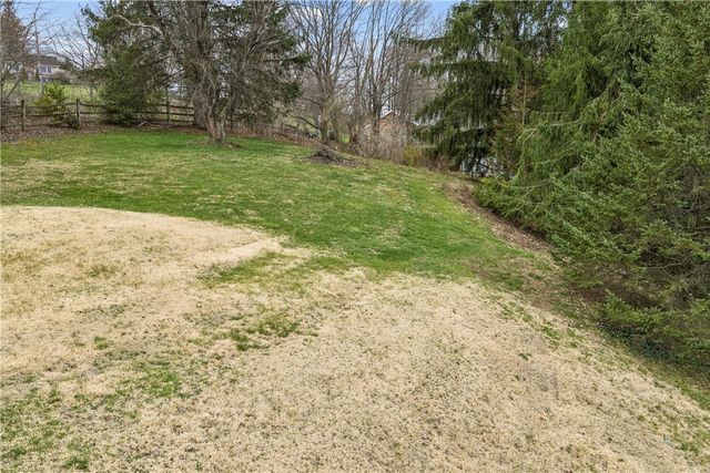 557 Morningstar Dr, Franklin Twp, PA 16117