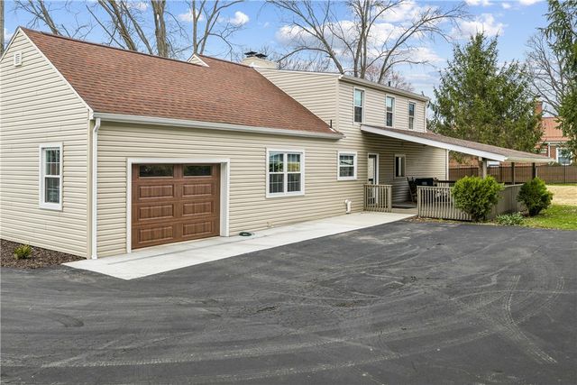 557 Morningstar Dr, Franklin Twp, PA 16117