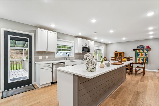 557 Morningstar Dr, Franklin Twp, PA 16117