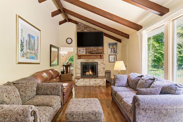 4 Meadowood Court, Huntington, NY 11743