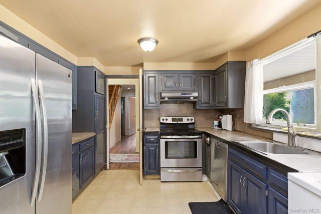 4 Meadowood Court, Huntington, NY 11743