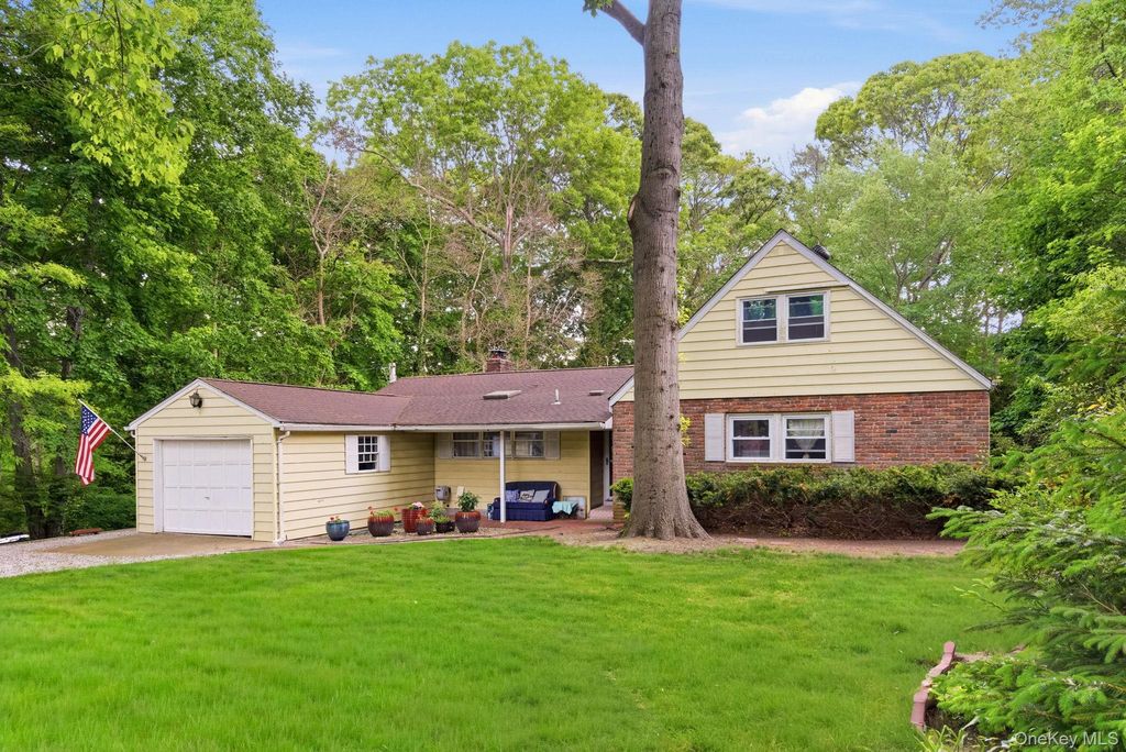 4 Meadowood Court, Huntington, NY 11743