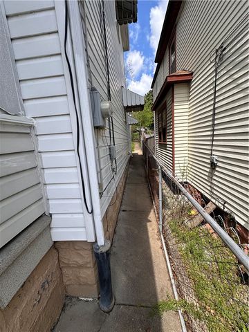 1418 Beckham St, Perry Hilltop, PA 15212