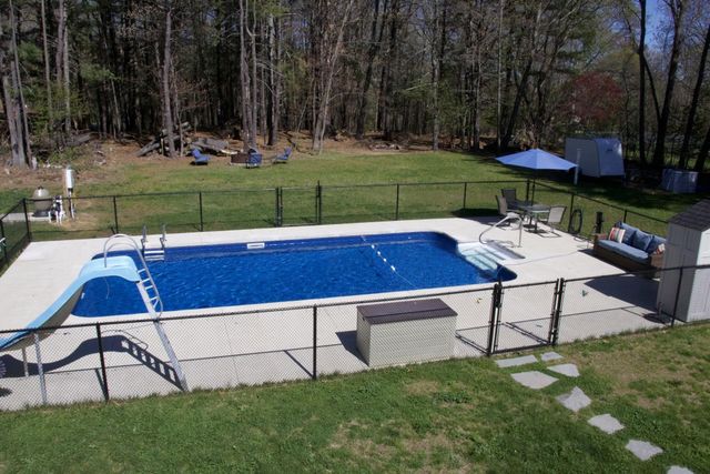 2 Skunk Road, Merrimac, MA 01860