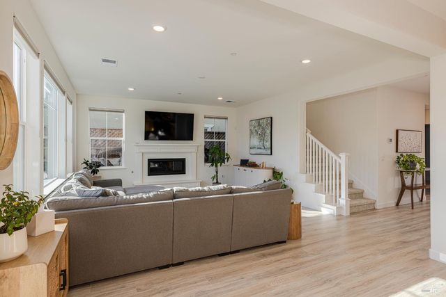 7448 Wendy Dr, Rohnert Park, CA 94928