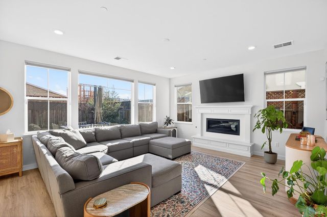 7448 Wendy Dr, Rohnert Park, CA 94928