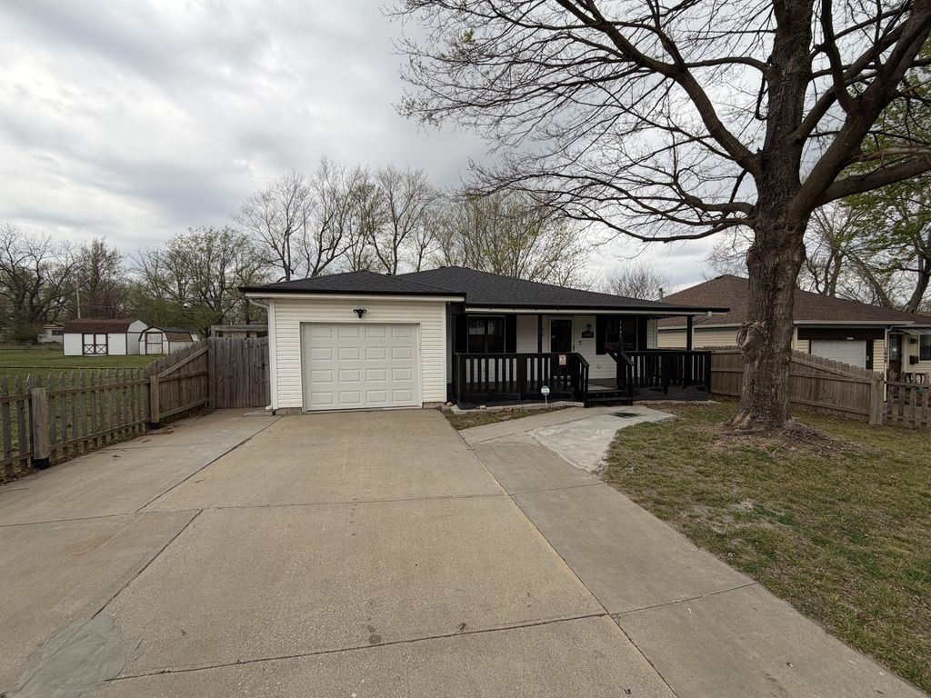 1645 N Old Orchard Avenue, Springfield, MO 65803