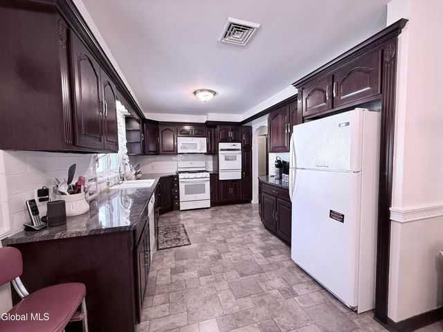 22 Peter Lane, Amsterdam, NY 12010