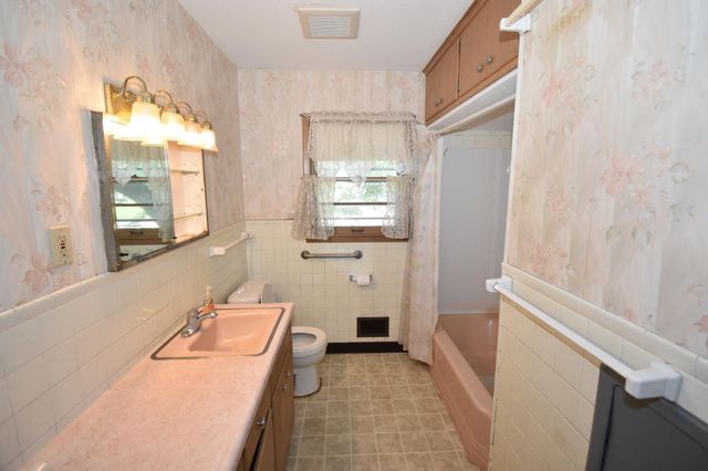 6536 Indiana Avenue N, Brooklyn Center, MN 55429