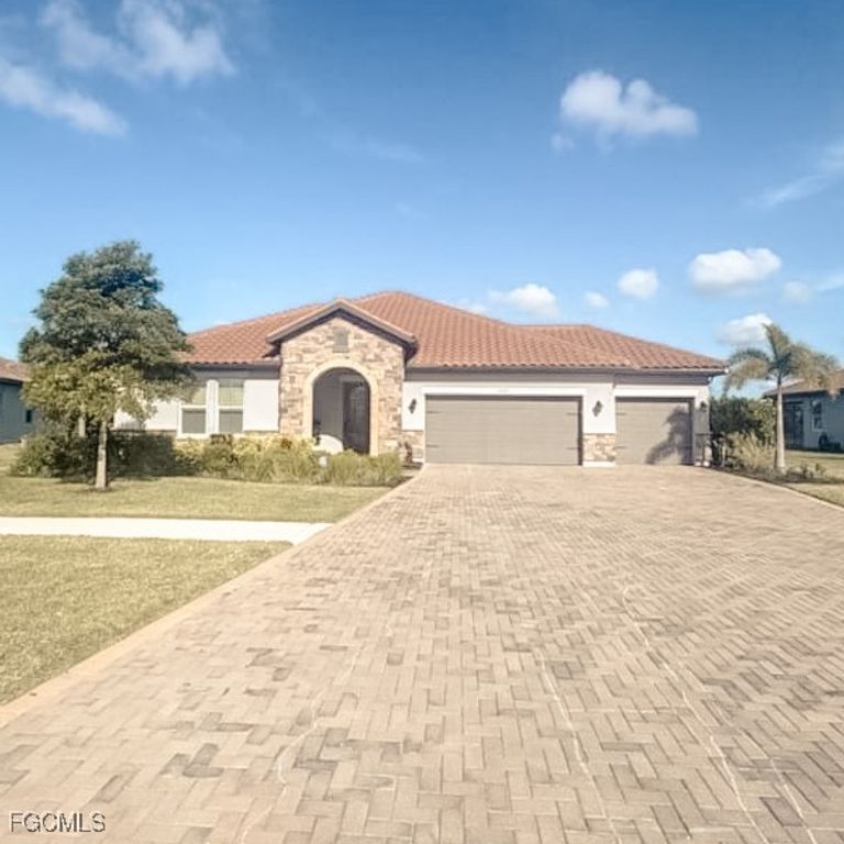 2038 Grove DR, Naples, FL 34120