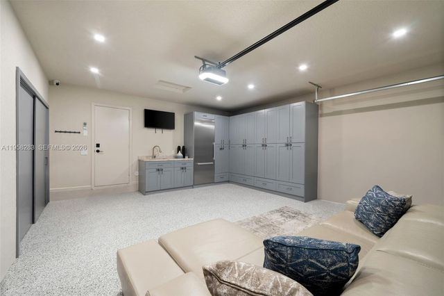 1077 Golden Cane Dr, Weston, FL 33327