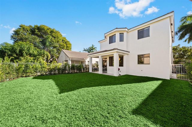 1077 Golden Cane Dr, Weston, FL 33327