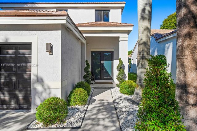 1077 Golden Cane Dr, Weston, FL 33327