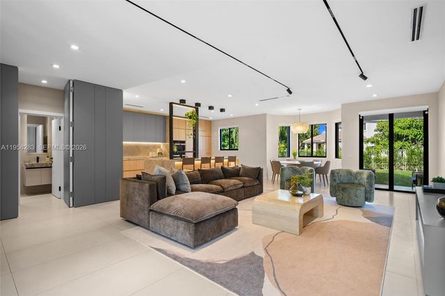 1077 Golden Cane Dr, Weston, FL 33327