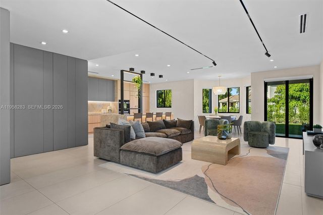 1077 Golden Cane Dr, Weston, FL 33327