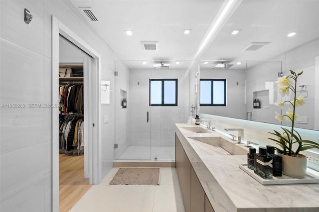 1077 Golden Cane Dr, Weston, FL 33327