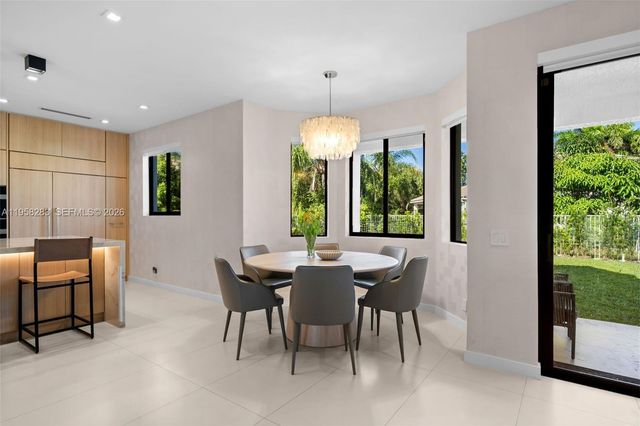 1077 Golden Cane Dr, Weston, FL 33327