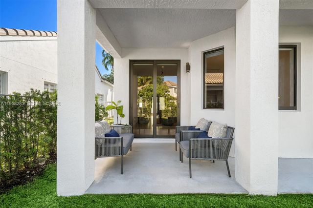 1077 Golden Cane Dr, Weston, FL 33327