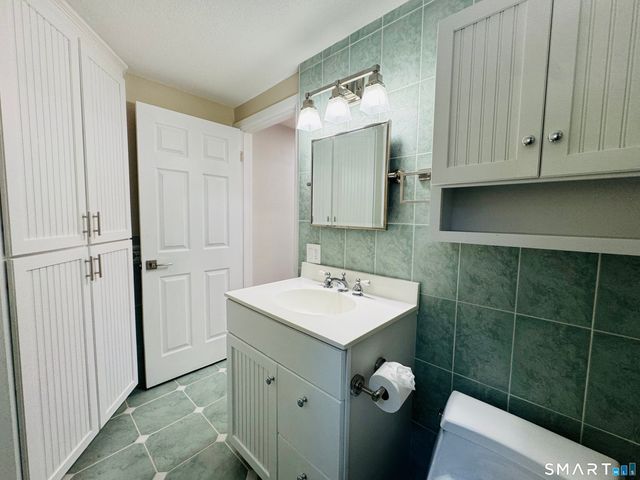 2 Highland Square 2, Avon, CT 06001