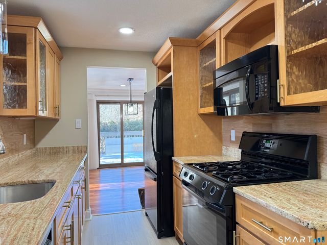 2 Highland Square 2, Avon, CT 06001