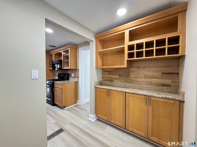 2 Highland Square 2, Avon, CT 06001