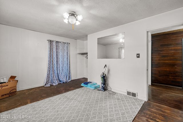6308 Cooper Chapel Rd, Louisville, KY 40229