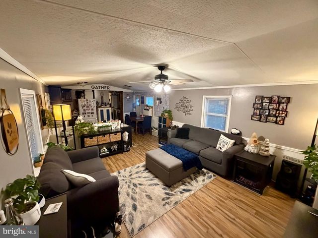 19 SUNFLOWER DR, Ephrata, PA 17522