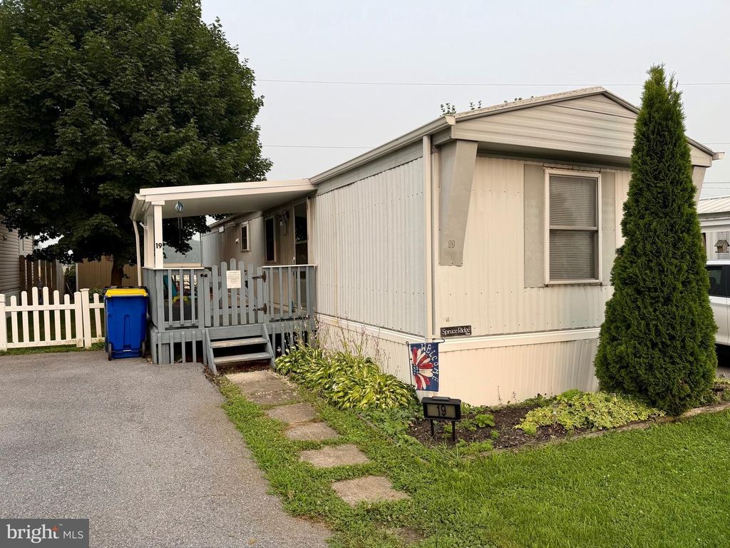 19 SUNFLOWER DR, Ephrata, PA 17522