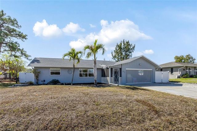 322 SW 28th TER, Cape Coral, FL 33914