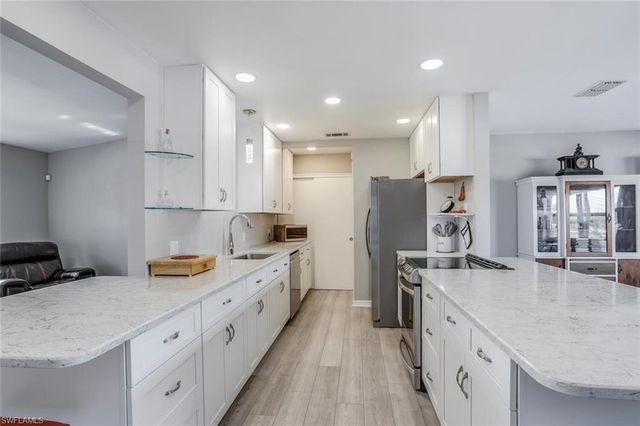 322 SW 28th TER, Cape Coral, FL 33914