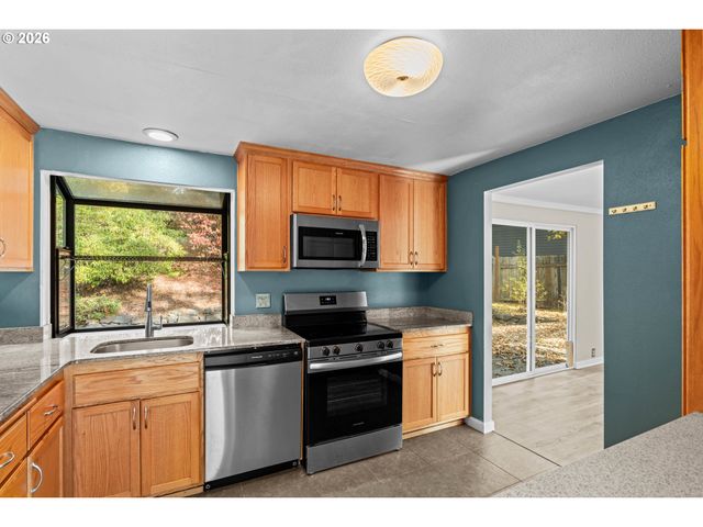 505 LOCHMOOR Pl, Eugene, OR 97405