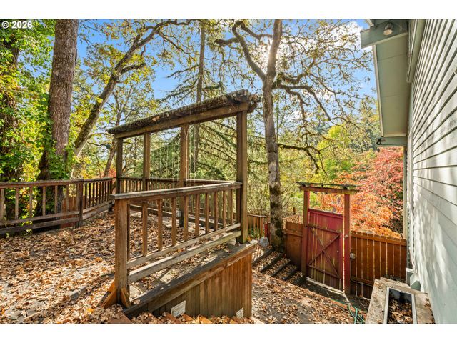 505 LOCHMOOR Pl, Eugene, OR 97405