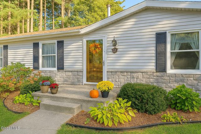 17 Queen Diana Lane, Queensbury, NY 12804
