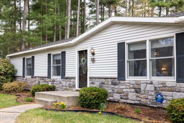 17 Queen Diana Lane, Queensbury, NY 12804