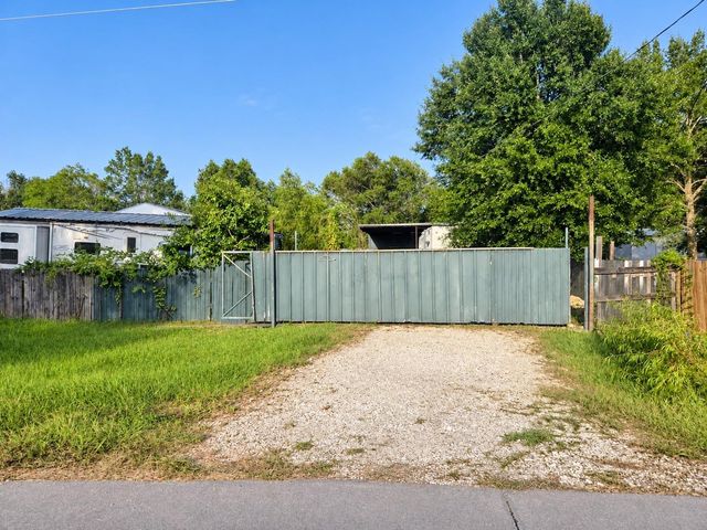 282 County Road 3406, Cleveland, TX 77327