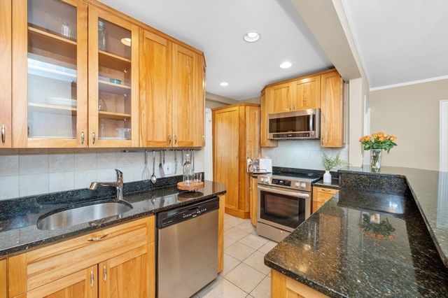 29 Sacramento St 2, Cambridge, MA 02138