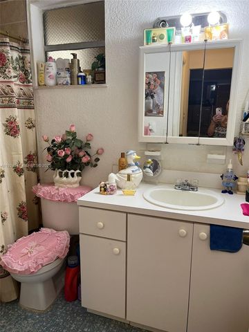 525 W 69th St 207, Hialeah, FL 33014