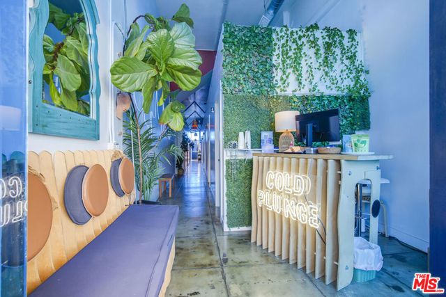 7916 Santa Monica Boulevard, West Hollywood, CA 90046