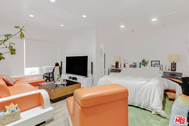 7916 Santa Monica Boulevard, West Hollywood, CA 90046