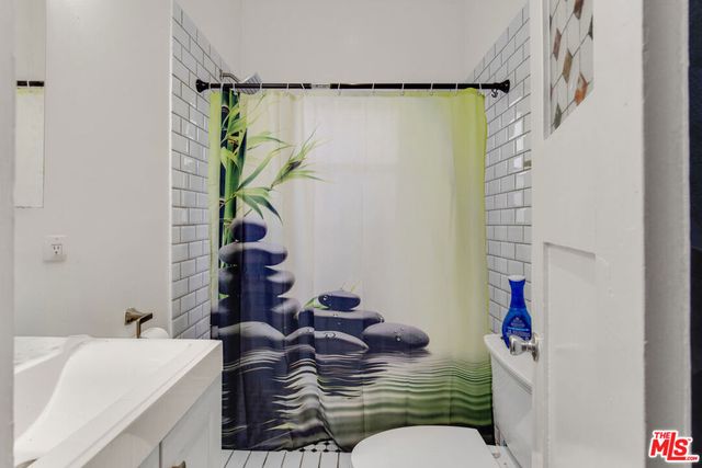 7916 Santa Monica Boulevard, West Hollywood, CA 90046