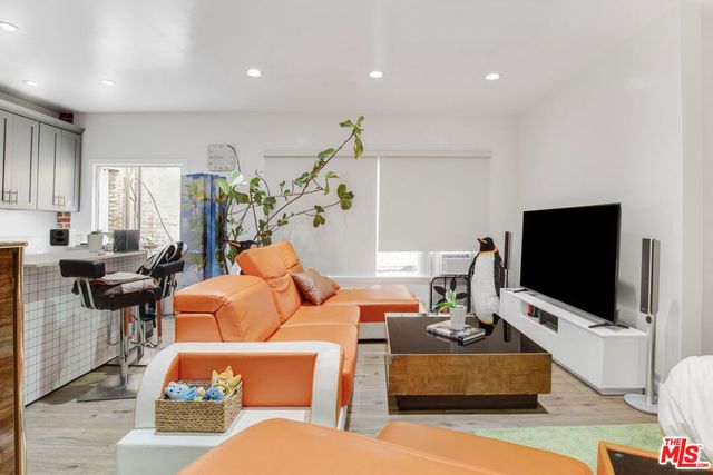 7916 Santa Monica Boulevard, West Hollywood, CA 90046