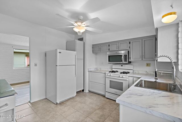 3033 E Blacklidge Drive, Tucson, AZ 85716