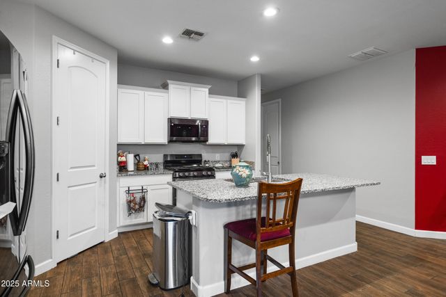 10762 W BRONCO Trail, Peoria, AZ 85383