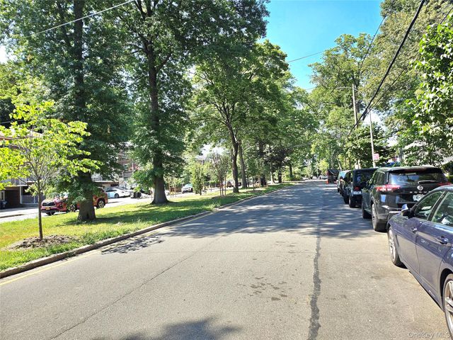 87-01 Midland Parkway 7D, Jamaica Estates, NY 11432